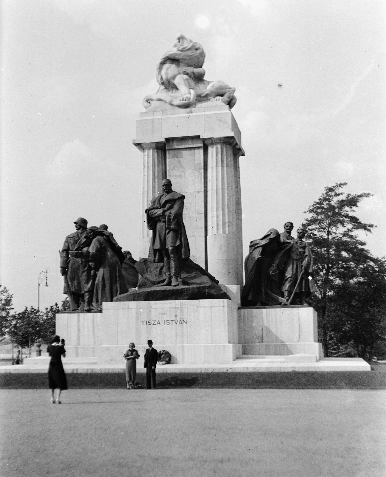 Hungary, Budapest V., Kossuth Lajos tér, gróf Tisza István szobra (Zala György, Orbán Antal 1934.)., 1938, Nagy Gyula, sculpture, monument, Budapest, sculptural group, István Tisza-portrayal, György Zala-design, Antal Orbán-design, Fortepan #54202