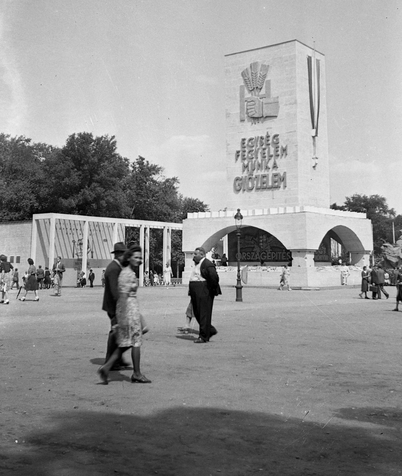 Magyarország, Városliget,Budapesti Nemzetközi Vásár, Budapest XIV., az Iparcsarnok előtti kiállítási terület., 1942, Nagy Gyula, életkép, nemzetközi vásár, propaganda, Budapest, Fortepan #54205