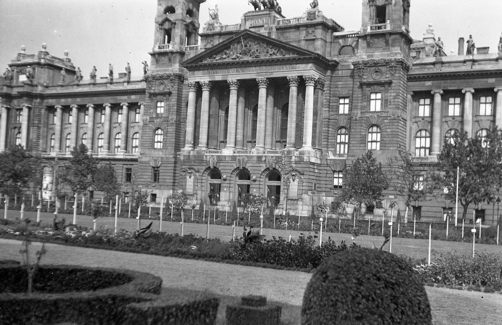 Hungary, Budapest V., Kossuth Lajos tér, az Igazságügyi Palota (ekkor Magyar Királyi Kúria és Ítélőtábla)., 1942, Nagy Gyula, Budapest, Fortepan #54216
