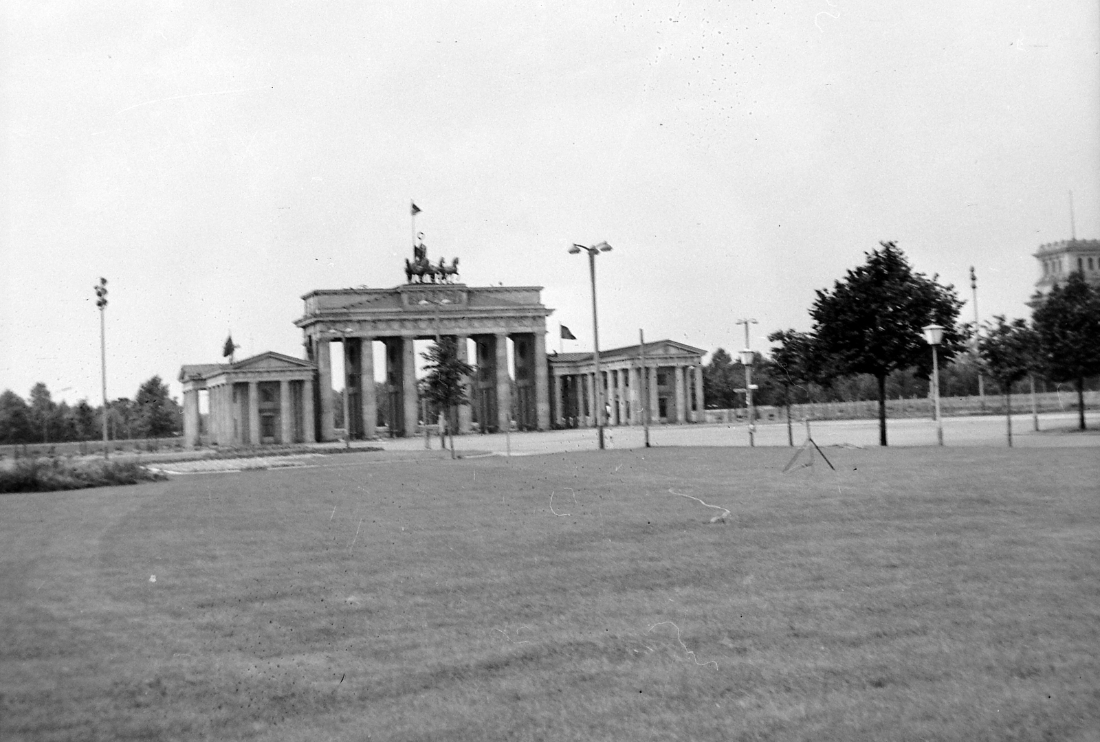 Germany, Berlin, Kelet-Berlin, Brandenburgi kapu., 1962, Gyöngyi, monument, GDR, Berlin Wall, East-Berlin, Neoclassical architecture, Carl Gotthard Langhans-design, Fortepan #5423