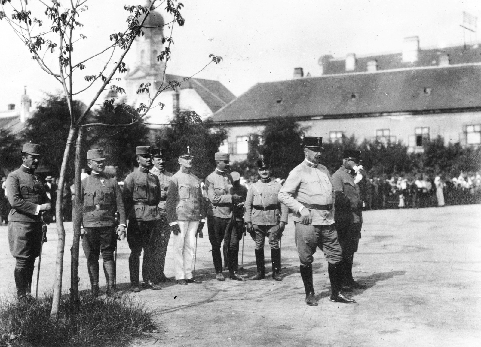 Szlovákia, Pozsony, Kórház utca (Spitálska ulica), Kórház laktanya udvara, háttérben az Árpád-házi Szent Erzsébet templom, kolostor és kórház., 1916, Urbán gyűjtemény, első világháború, templom, tisztikar, barokk-stílus, katolikus, Franz Anton Pilgram-terv, Fortepan #54301