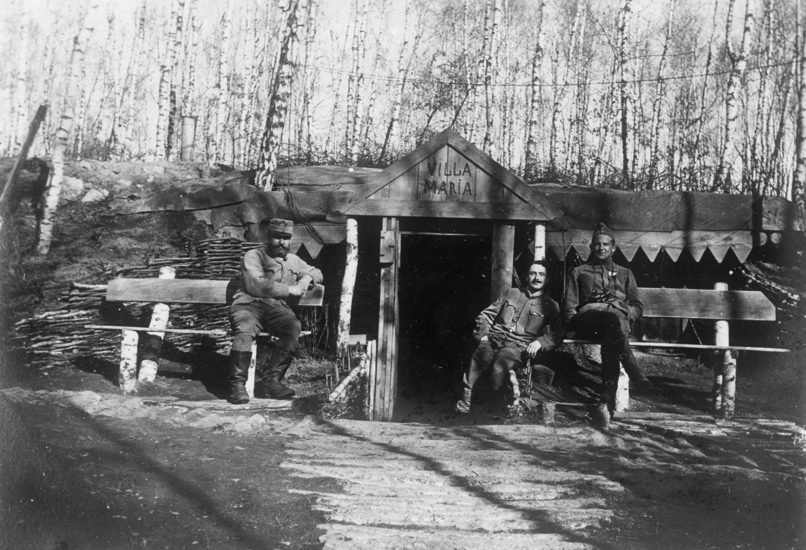 Ukrajna, Ditkivci, (ekkor Ditkowce), fedezék a front mögött., 1917, Urbán gyűjtemény, első világháború, pihenés, katona, pad, fedezék, Fortepan #54333