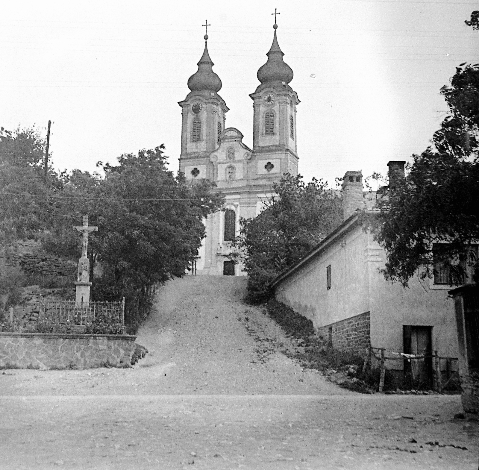 Hungary,Lake Balaton, Tihany, Bencés Apátság., 1949, Gyöngyi, Baroque-style, cross, monastery, Benedictines, Márton Wittwer-design, church, Fortepan #5440