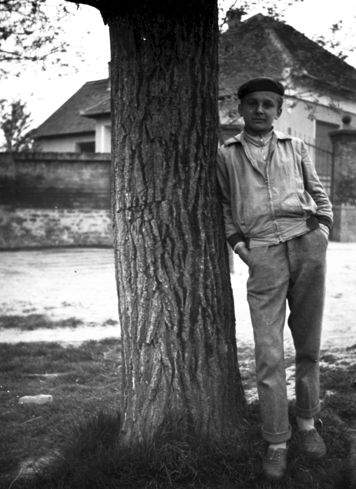 Hungary, 1964, Vaskúti György, portrait, beret, boy, hands in pockets, Fortepan #54408