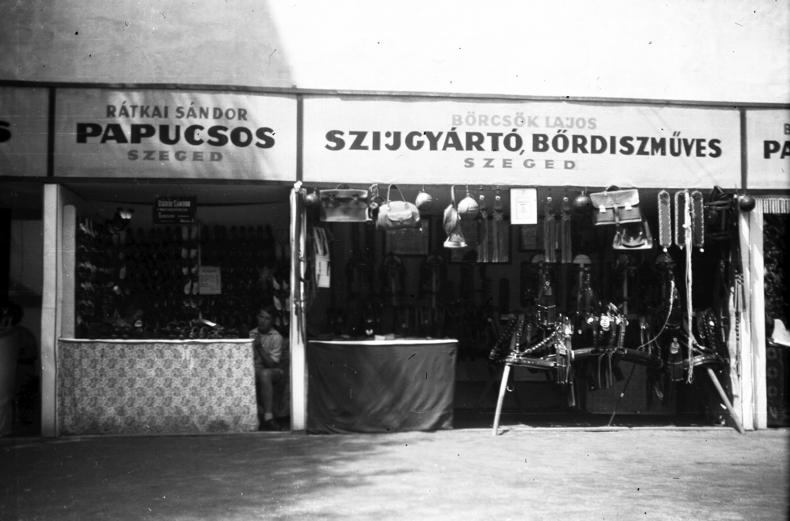Hungary, Szeged, Horváth Mihály utca, a Fáklya mozi kerthelyisége. Ipari Vásár és Kiállítás., 1959, Vaskúti György, sign-board, bag, saddle, slippers, Fortepan #54418