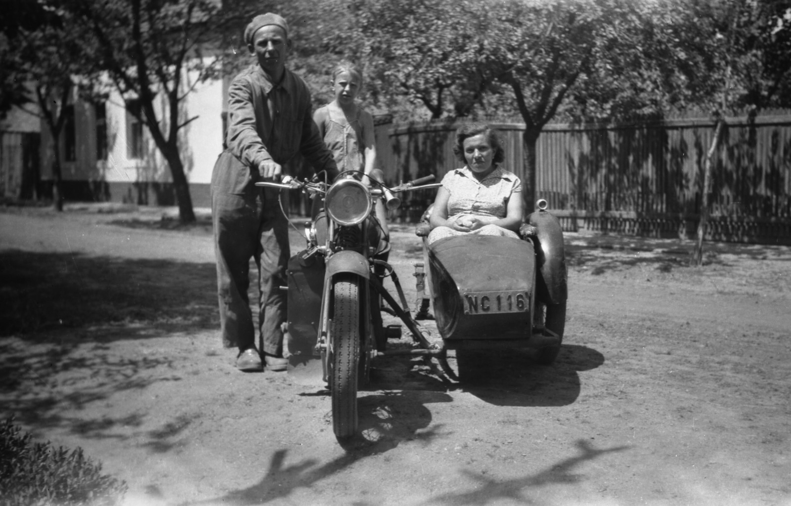 Hungary, 1958, Vaskúti György, motorcycle, tableau, street view, summer, motorcycle with sidecar, man, woman, kid, number plate, Fortepan #54432