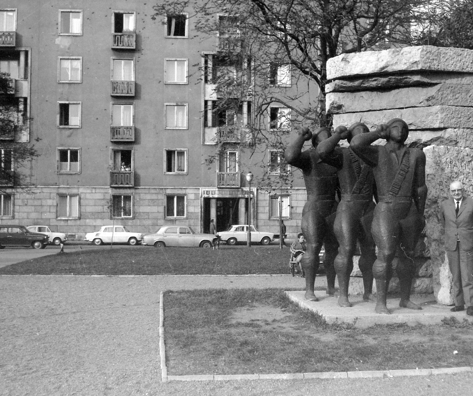 Hungary, Budapest V., Honvéd (Néphadsereg) tér, Nemzetközi brigád – Spanyol partizán emlékmű, a szoborcsoport alkotója Makrisz Agamemnon (1970)., 1974, Gyöngyi, sculpture, socialist realism, Budapest, sculptural group, Fortepan #5445