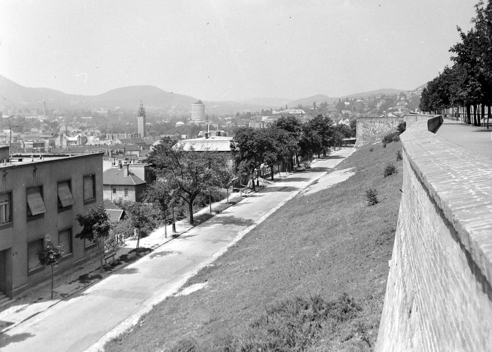 Magyarország, budai Vár, Budapest I., lent a Lovas út (Sziklai Sándor utca). Jobbra a Tóth Árpád sétány a Veli bej rondelláról az Esztergomi rondella felé nézve., 1969, Gyöngyi, utcakép, kilátás, várfal, Budapest, Fortepan #5449