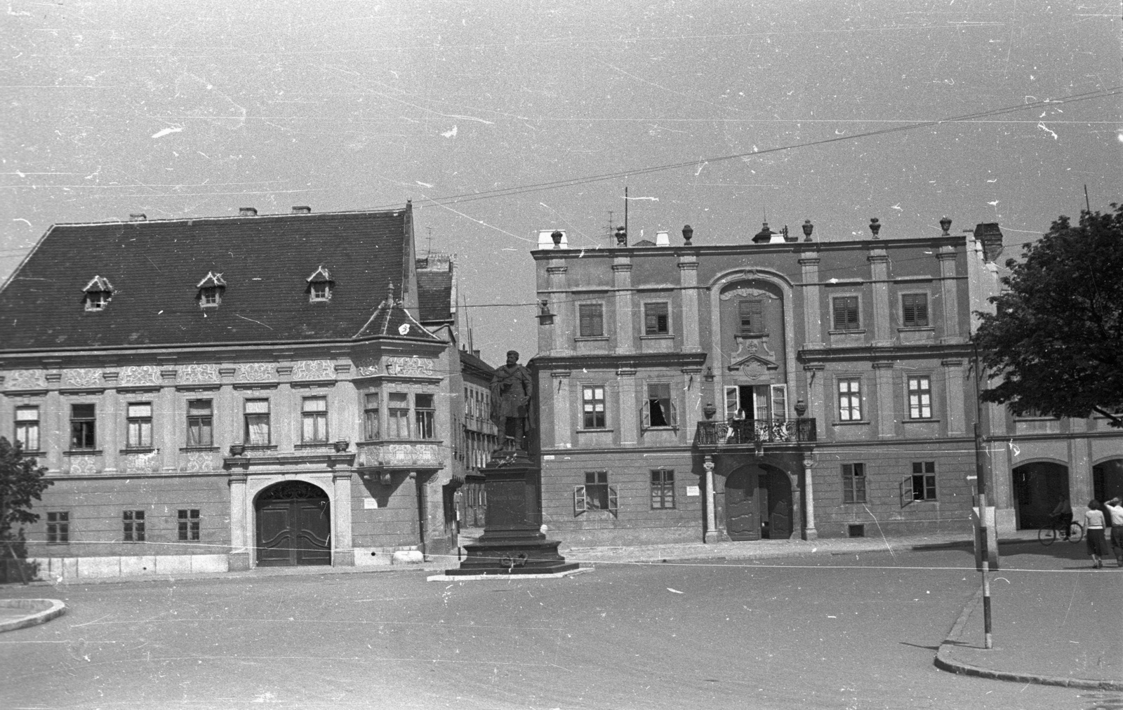 Magyarország, Győr, Bécsi kapu (Köztársaság) tér, Kisfaludy Károly szobra. Háttérben a Szabadsajtó utca torkolatánál az Altabak-ház és az Ott-ház., 1959, Lencse Zoltán, szobor, Kisfaludy Károly-ábrázolás, Fortepan #54500