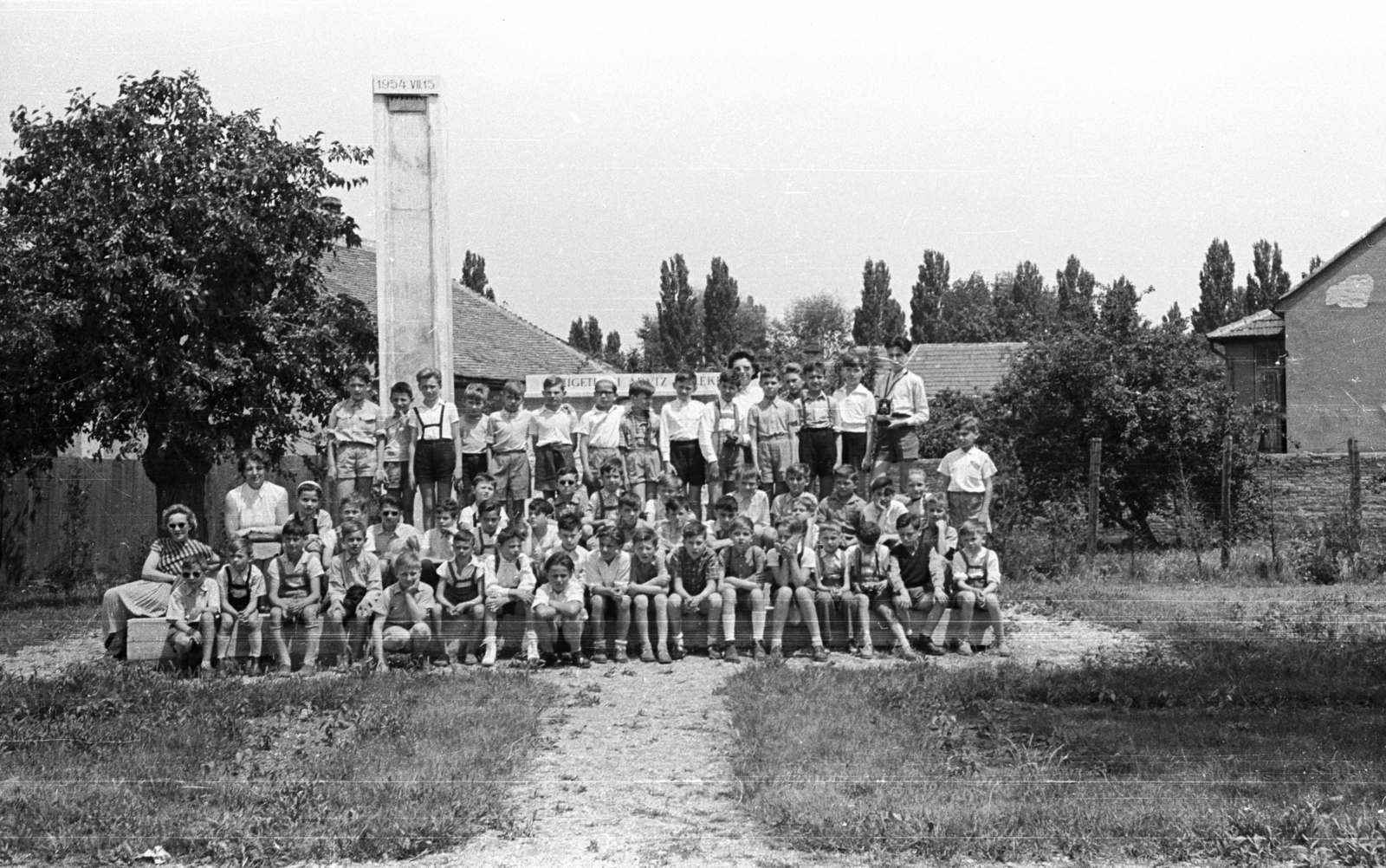 Hungary, Győr, Révfalu, az 1954-es szigetközi árvíz emlékműve., 1958, Lencse Zoltán, boys, excursion, tableau, Fortepan #54520