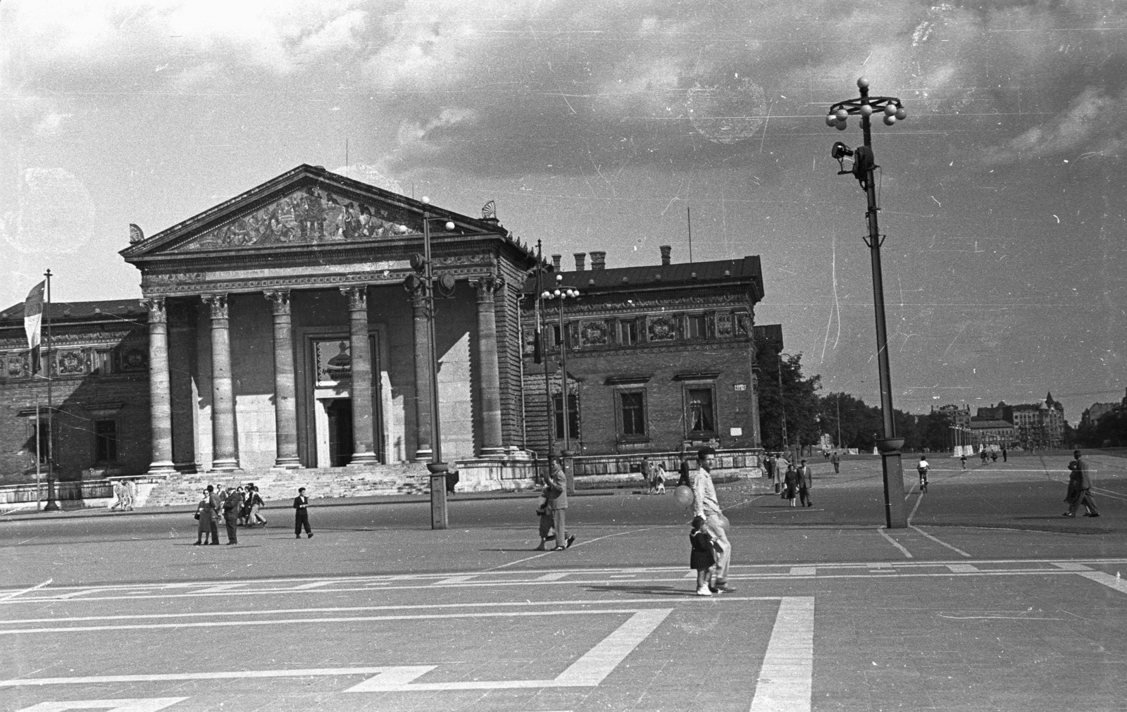 Magyarország, Budapest XIV., Hősök tere, Műcsarnok., 1958, Lencse Zoltán, utcakép, életkép, múzeum, lámpaoszlop, Budapest, Schickedanz Albert-terv, neoklasszicizmus, Fortepan #54523