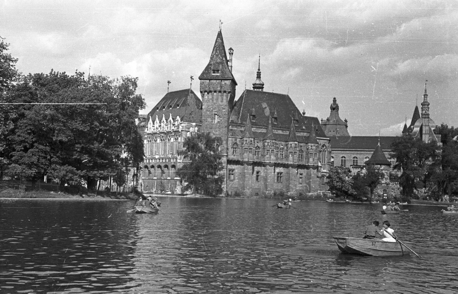 Hungary, Budapest XIV., Városligeti-tó, Vajdahunyad vára., 1958, Lencse Zoltán, castle, lake, boating, Ignác Alpár-design, eclectic architecture, Budapest, Fortepan #54524