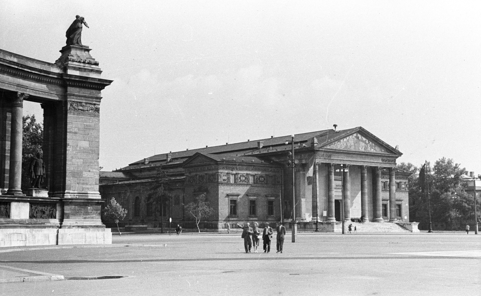 Hungary, Budapest XIV., Hősök tere, Műcsarnok., 1958, Lencse Zoltán, street view, museum, Budapest, Albert Schickedanz-design, Neoclassical architecture, Fortepan #54525