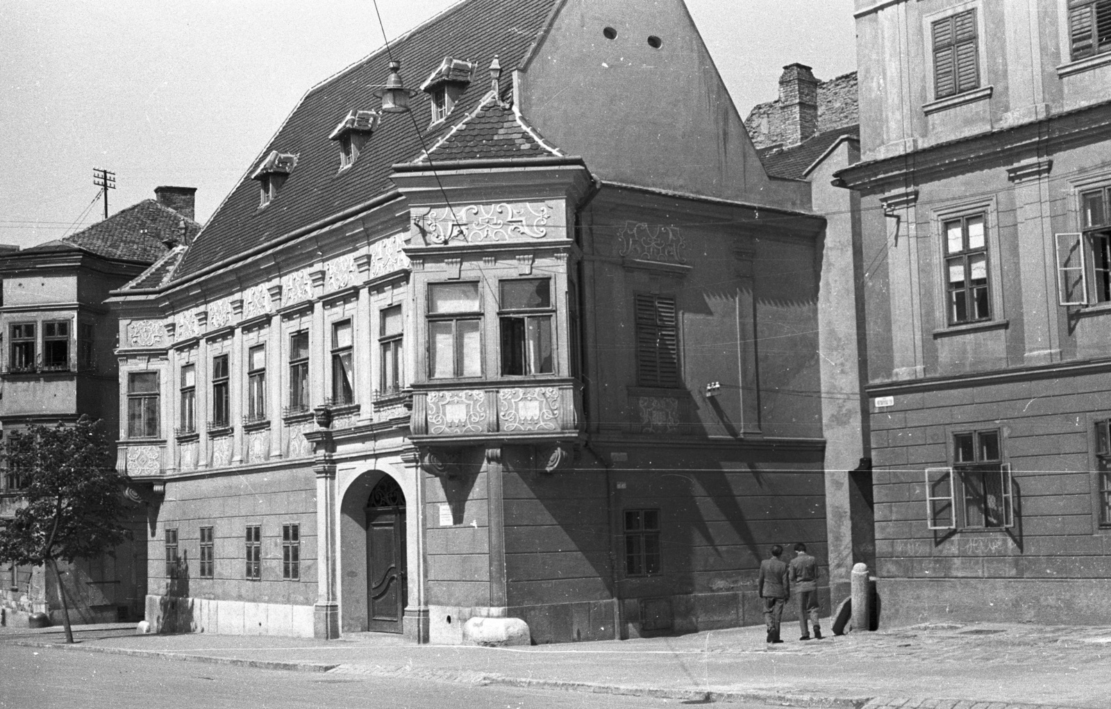 Magyarország, Győr, Bécsi kapu (Köztársaság) tér, a Szabadsajtó utca torkolatánál az Altabak-ház és az Ott-ház., 1958, Lencse Zoltán, utcakép, zárterkély, Fortepan #54529