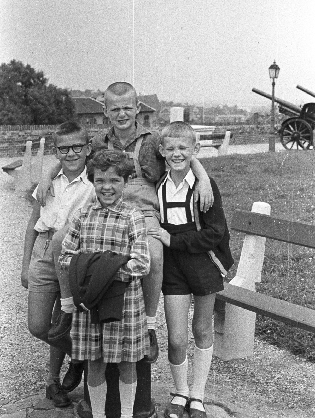 Hungary, Budapest I., Tóth Árpád sétány, Esztergomi rondella., 1958, Lencse Zoltán, tableau, smile, glasses, cannon, kids, bench, gas lamp, ordnance, Budapest, closed eyes, arms around shoulders, close-cropped, protruding ears, Fortepan #54537