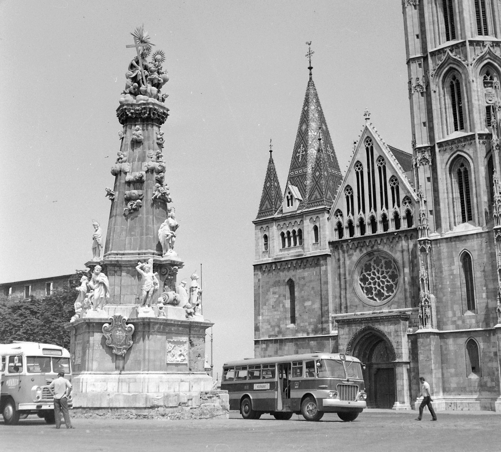 Hungary, Budapest I., Szentháromság tér, Szentháromság-szobor és a Mátyás-templom., 1969, Gyöngyi, bus, street view, genre painting, Ikarus-brand, Ikarus 620, Budapest, Fortepan #5454