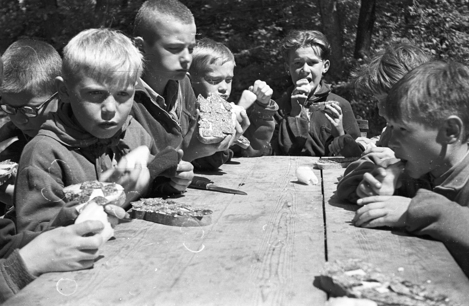 1958, Lencse Zoltán, meal, glasses, camp, boys, sweater, knife, pioneer tie, Fortepan #54545