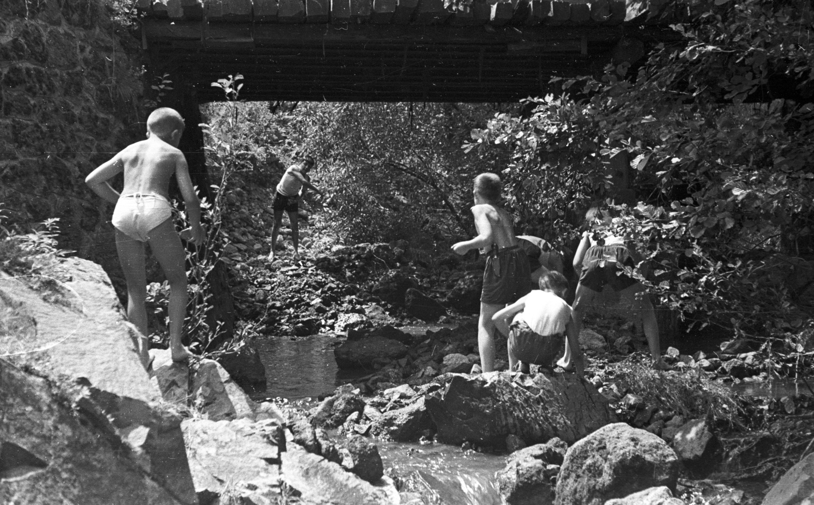 Hungary, Szentendre, Bükkös-patak, Dömörkapu vízesés., 1958, Lencse Zoltán, excursion, genre painting, boys, rock, stream, bridge, Fortepan #54549