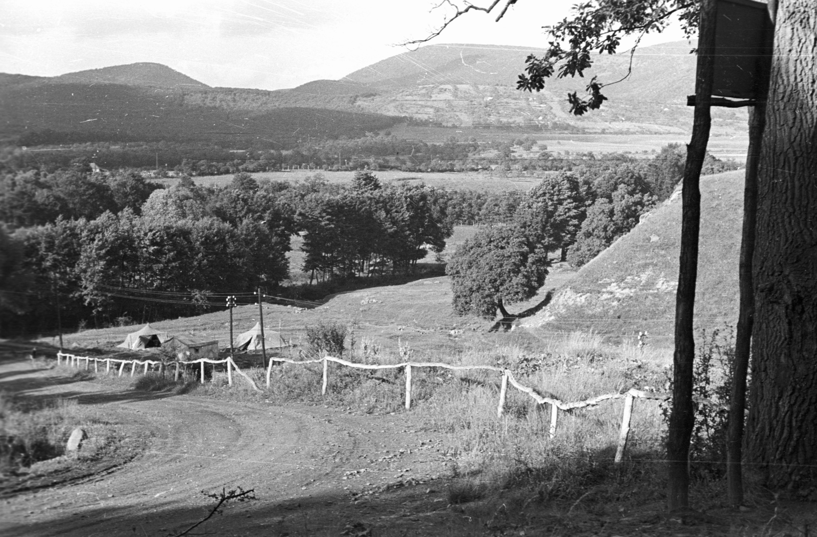 Hungary, Szentendre, kilátás északra a Lajosforrás turistaközpont felől érkező útról, előtérben a Bükkös-patak., 1958, Lencse Zoltán, dirt road, railing, Fortepan #54551