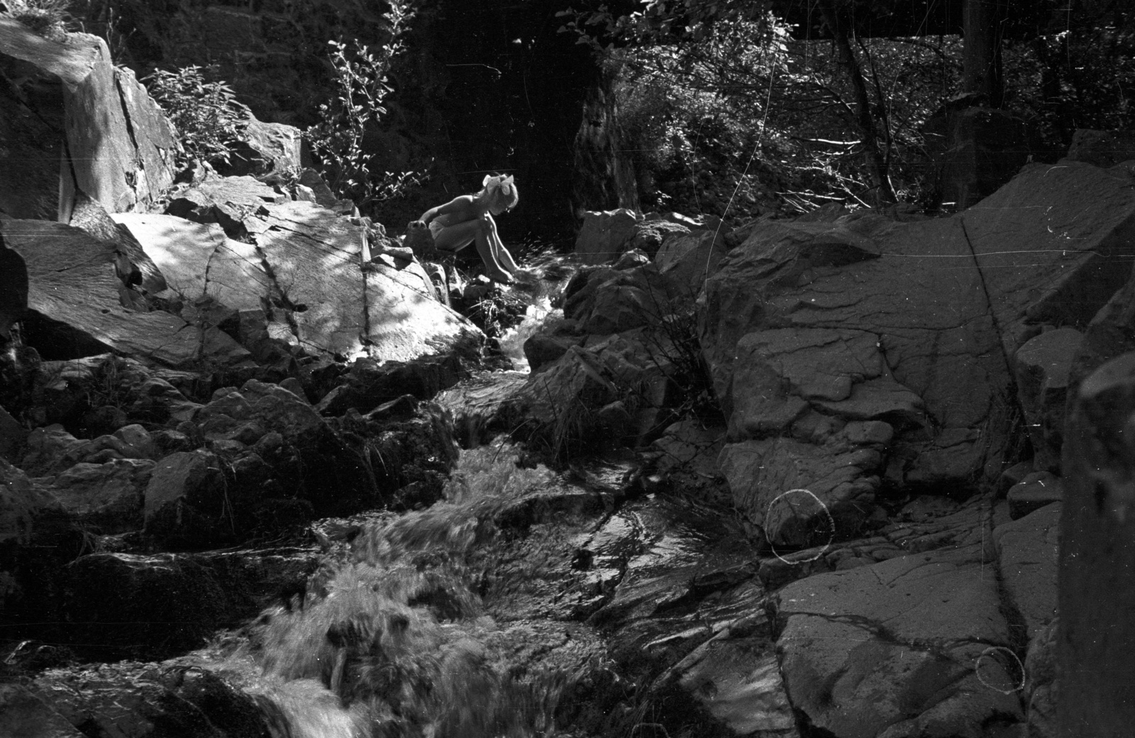 Hungary, Szentendre, Bükkös-patak, Dömörkapu vízesés., 1958, Lencse Zoltán, excursion, girl, stream, Fortepan #54558