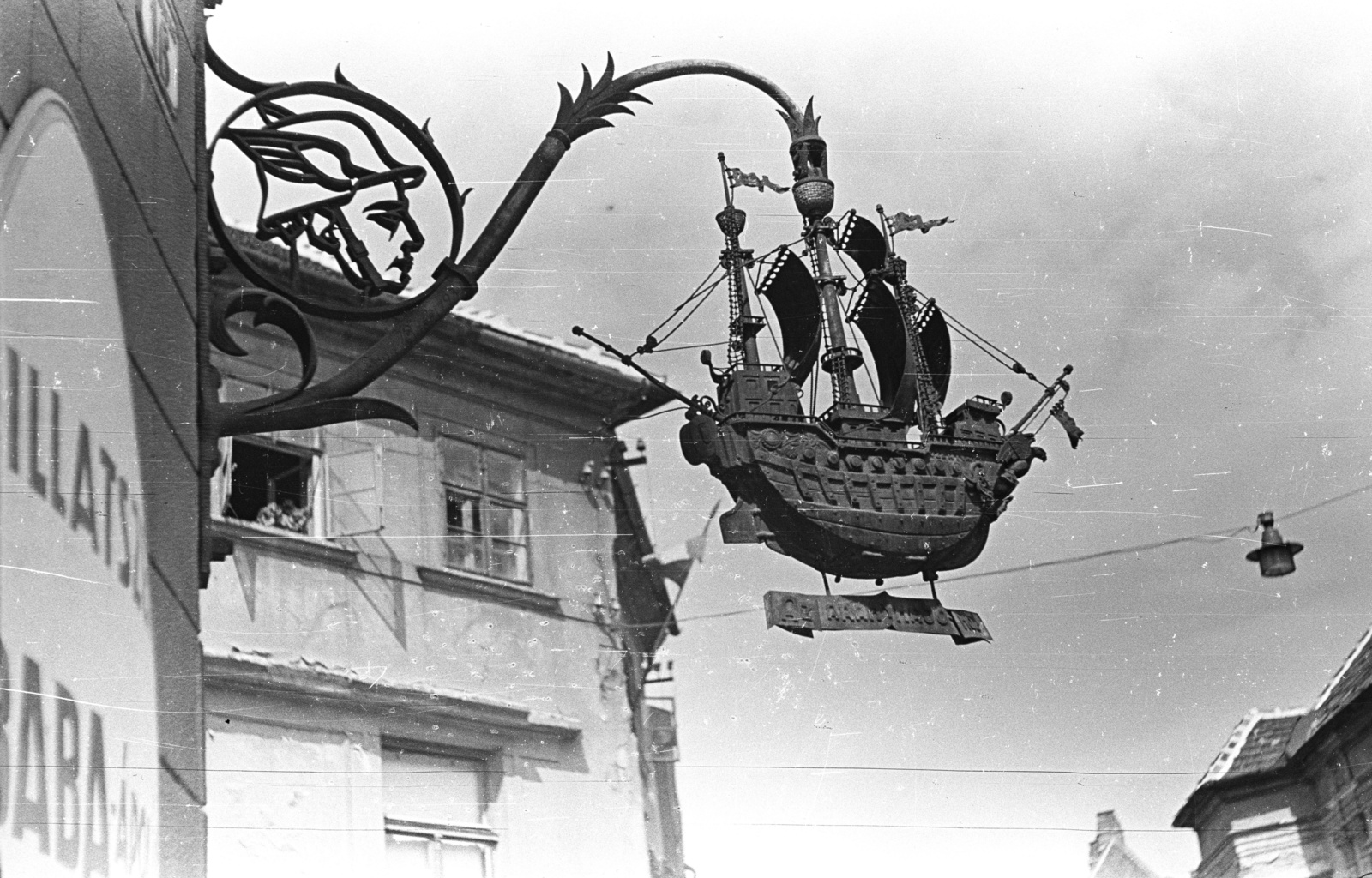 Hungary, Győr, Jedlik Ányos utca, az Aranyhajó Patika cégére., 1958, Lencse Zoltán, sign-board, perfume store, Fortepan #54563