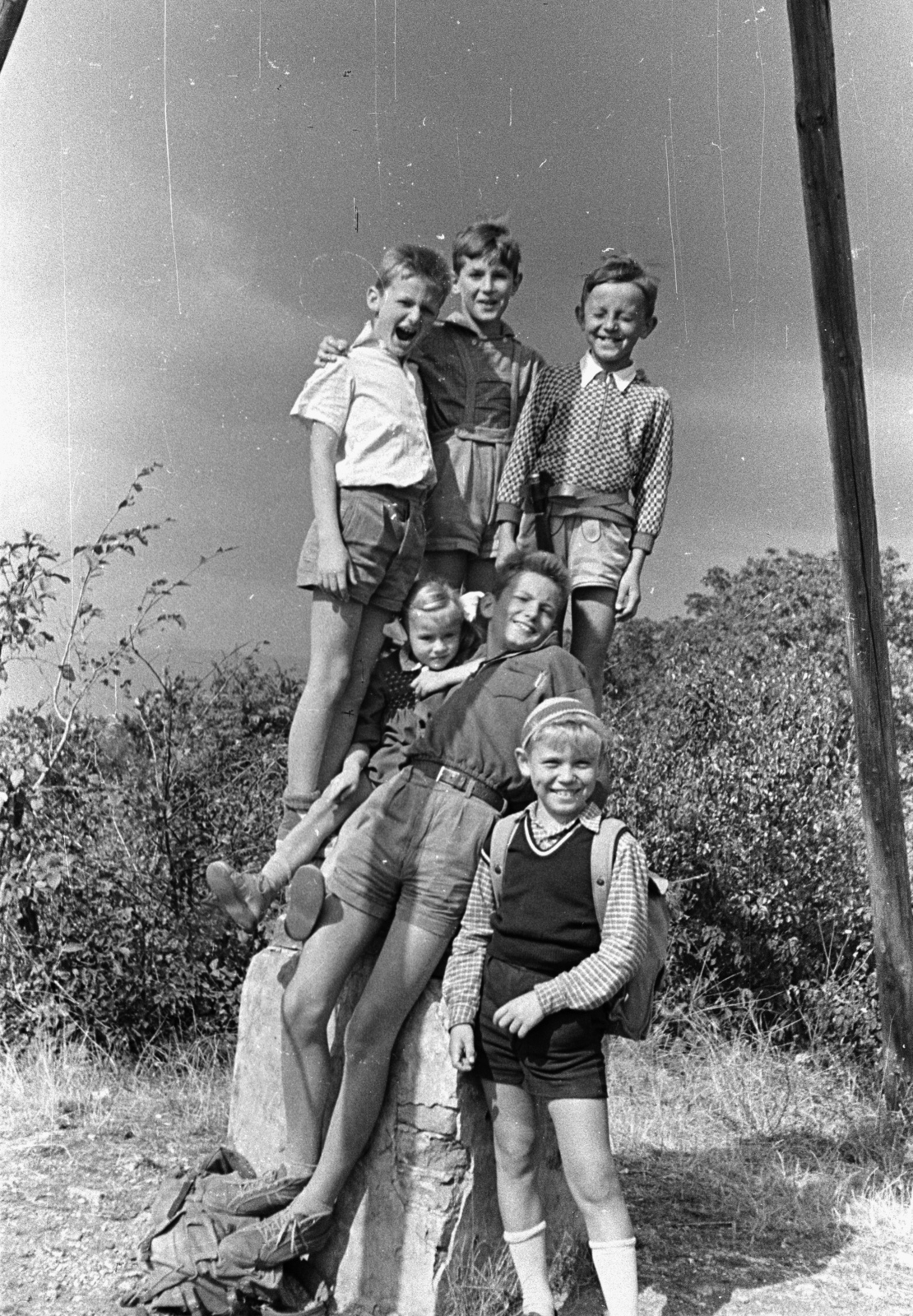 Hungary, Pilis Mountains, Nagy-Kevély., 1958, Lencse Zoltán, fun, kids, tableau, mountain top, Fortepan #54573