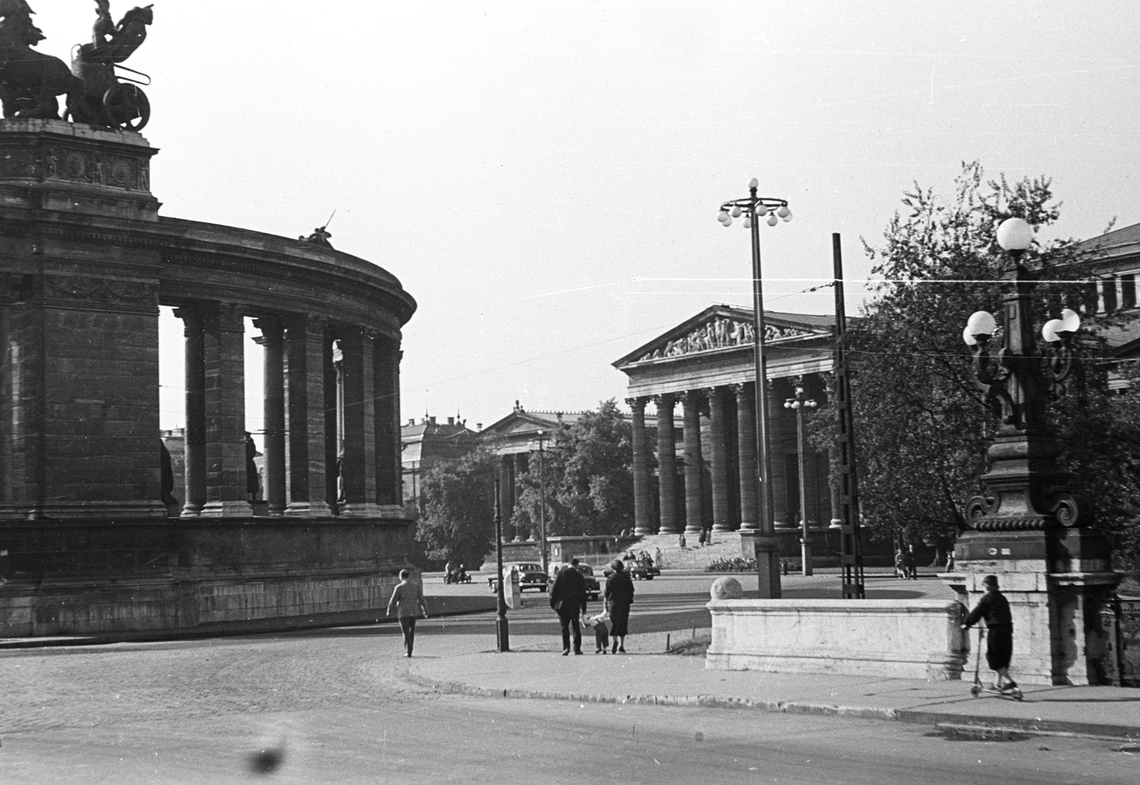 Hungary, Budapest XIV., Hősök tere a Városligeti-tó feletti hídról nézve. Balra a Millenniumi emlékmű, jobbra a Szépművészeti Múzeum., 1958, Lencse Zoltán, eclectic architecture, Budapest, Albert Schickedanz-design, Neoclassical architecture, Fülöp Ferenc Herzog-design, Fortepan #54585