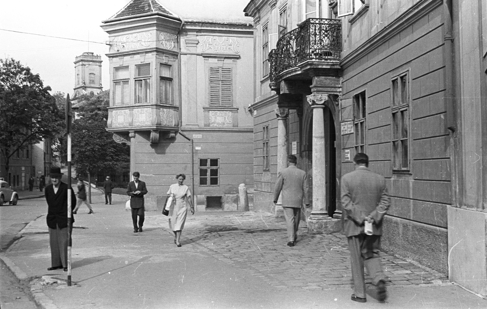 Hungary, Győr, Bécsi kapu (Köztársaság) tér, a Szabadsajtó utca torkolatánál az Altabak-ház és az Ott-ház., 1958, Lencse Zoltán, enclosed balcony, Fortepan #54587