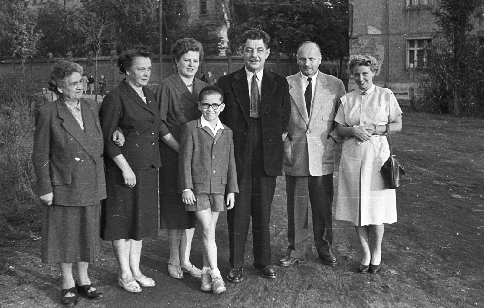 Hungary, Győr, Bem tér. Balra a háttérben a Zrinyi utcai kórház., 1958, Lencse Zoltán, family, tableau, Fortepan #54588