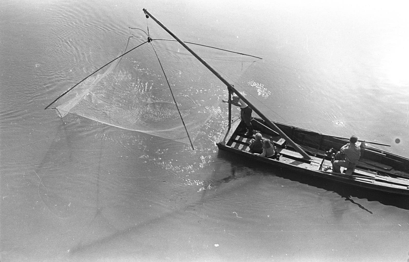 Hungary, Győr, Mosoni-Duna a Kossuth hídról nézve., 1958, Lencse Zoltán, boat, fishing, fishing net, extinct crafts, Fortepan #54591