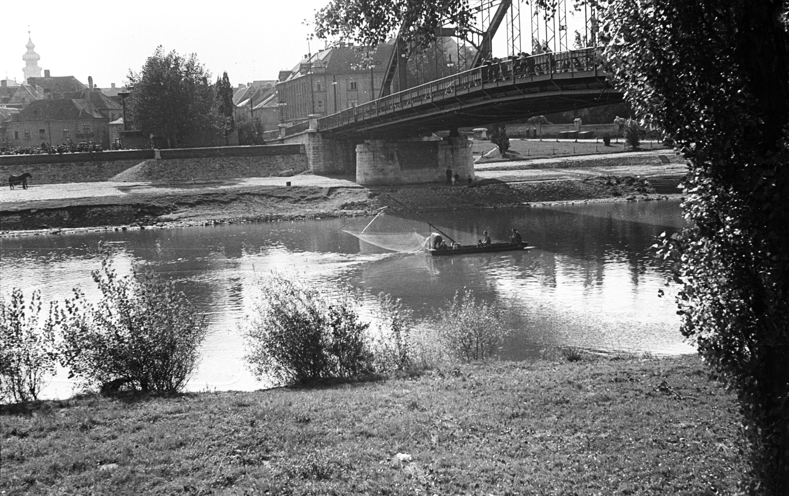 Hungary, Győr, Mosoni-Duna-part a Kossuth hídnál a belváros felé nézve., 1958, Lencse Zoltán, bridge, fishing, József Beke-design, Fortepan #54593