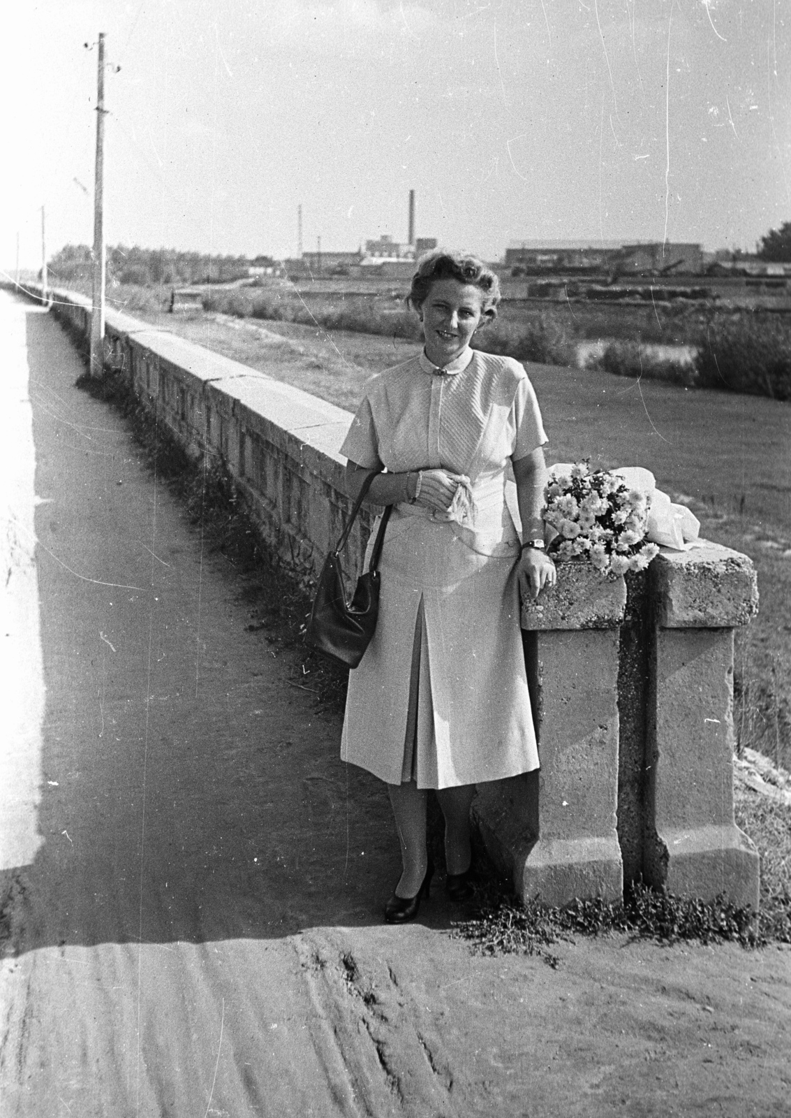Hungary, Győr, Mosoni-Duna partja a révfalui oldalon a Kossuth híd felől nézve., 1958, Lencse Zoltán, flower, woman, Fortepan #54594