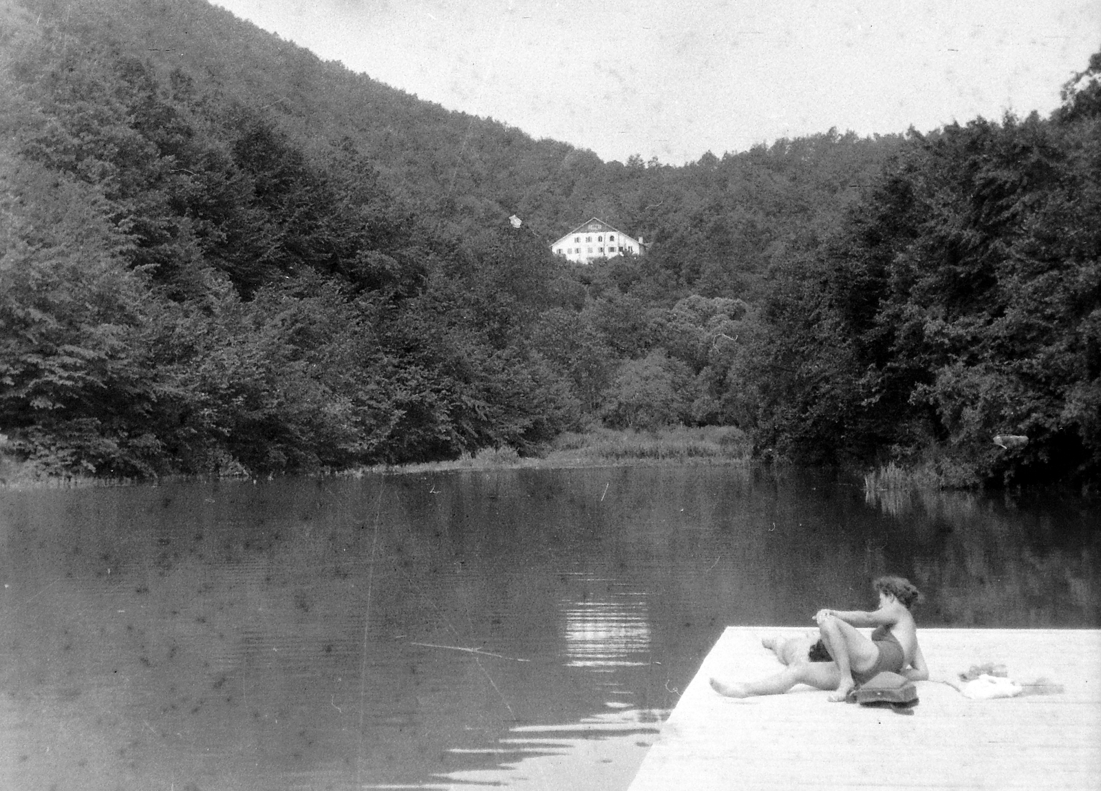 Hungary, Jósvafő, tengerszem, a hegyoldalban a Tengerszem Szálló., 1957, Gyöngyi, sunbathe, shore, woods, Fortepan #5460