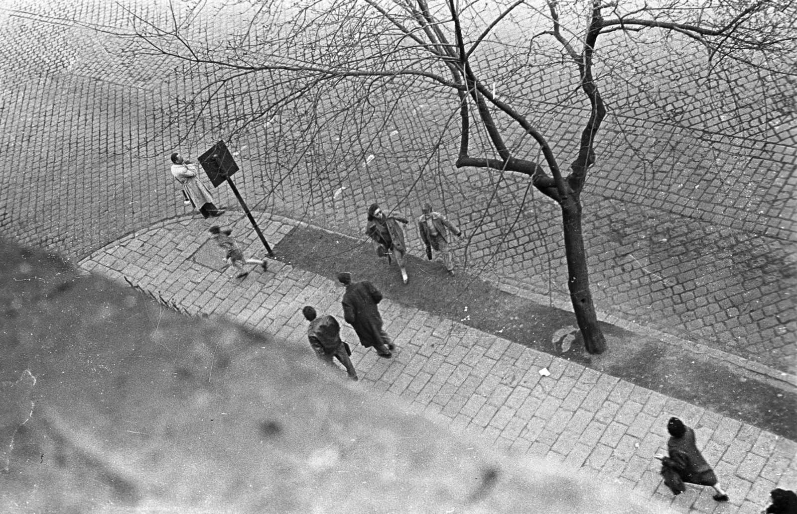 Hungary, Budapest II., Lajos utca - Szépvölgyi út sarok., 1958, Lencse Zoltán, Budapest, plan view, pedestrian, big ashlar, pavement, Fortepan #54616