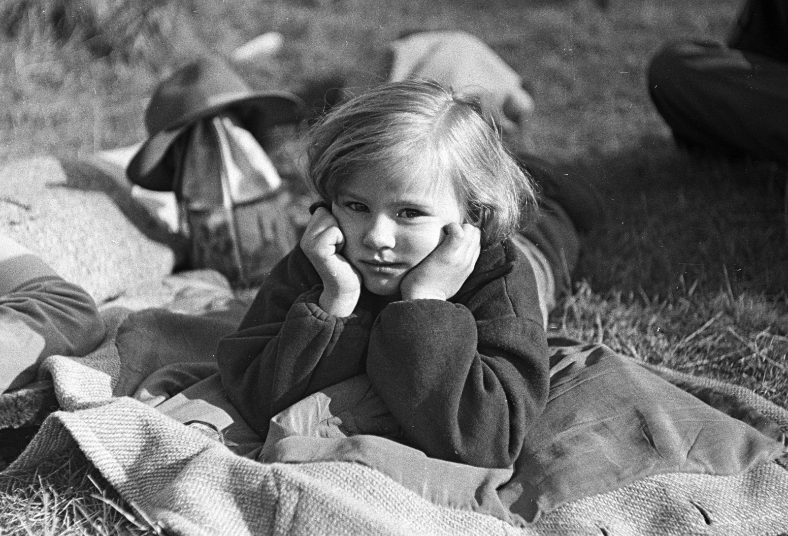 Hungary, Budapest II., Kaczander Ágnes, későbbi sokszoros magyar bajnok úszó., 1958, Lencse Zoltán, excursion, girl, kid, Budapest, prop up the head, Fortepan #54620