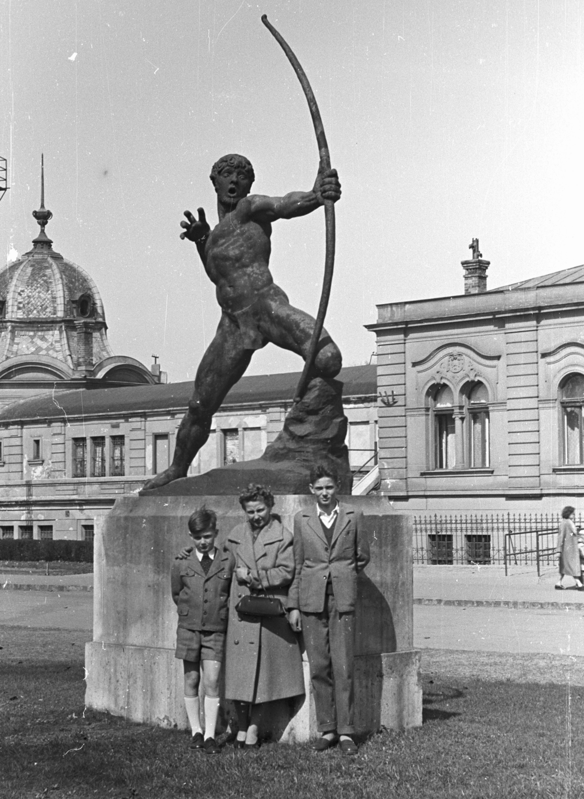 Magyarország, Városliget, Budapest XIV., Kisfaludi Strobl Zsigmond Íjász szobra (1929) a Műjégpálya épülete előtt., 1958, Lencse Zoltán, Budapest, íjászat, fiúk, anya, Fortepan #54631