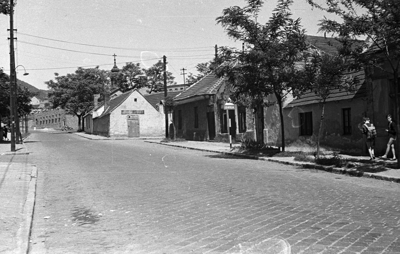 Magyarország, Budapest II., Ürömi utca a Szépvölgyi út felé nézve, jobbra az Ürömi köz torkolata., 1958, Lencse Zoltán, kockakő, Budapest, kápolna, Fortepan #54638