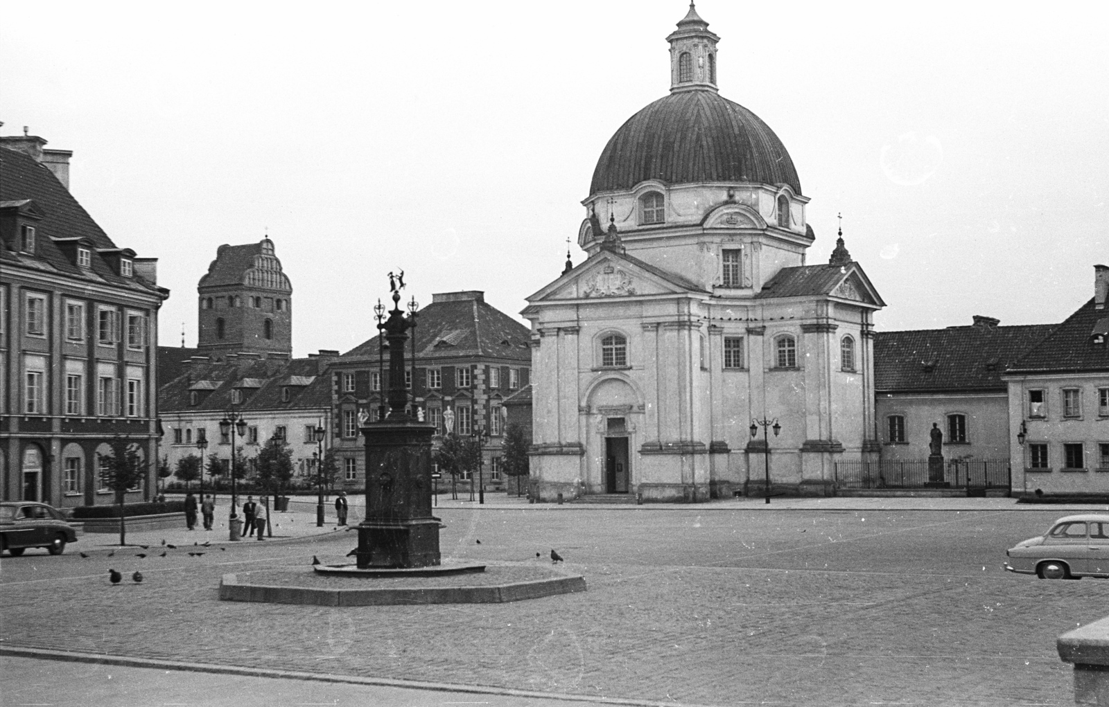 Lengyelország, Varsó, Újvárosi Piactér (Rynek Nowego Miasta), Szent Kázmér-templom., 1958, Lencse Zoltán, templom, kút, Fortepan #54665