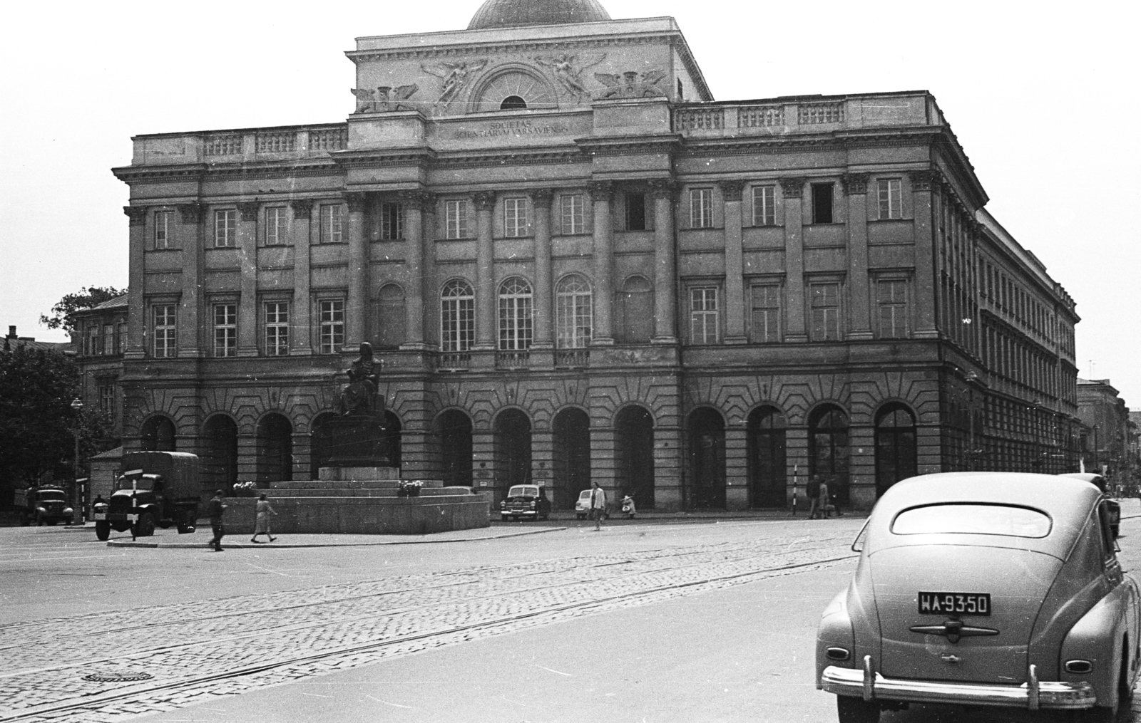 Poland, Warsaw, ulica Nowy Swiat, Staszic Palota, a Lengyel Tudományos Akadémia székháza. Előtte Kopernikusz szobra., 1958, Lencse Zoltán, sculpture, monument, commercial vehicle, public building, Polish brand, automobile, FSO-brand, Nicolaus Copernicus-portrayal, Fortepan #54667