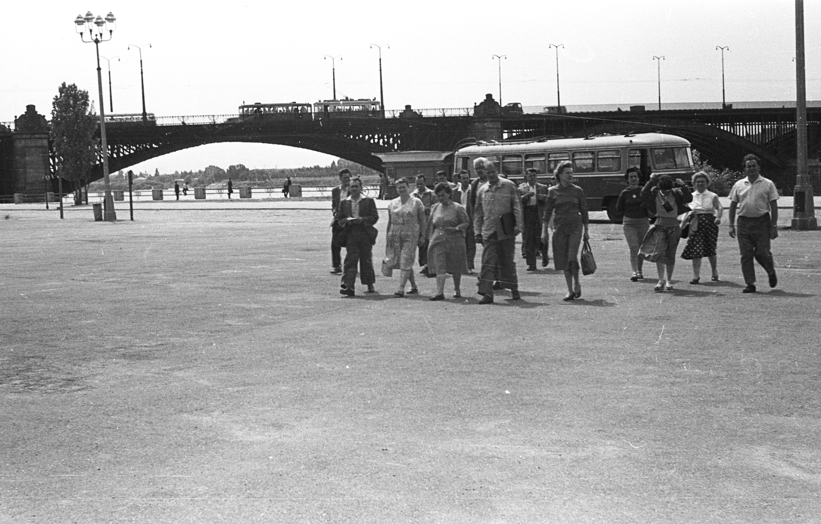 Poland, Warsaw, a Poniatowski híd (Most Ksiecia Józefa Poniatowskiego) a Nemzeti Stadion felől nézve., 1958, Lencse Zoltán, bridge, bus, tram, arch bridge, Stefan Szyller-design, Mieczysław Marszewski-design, Wacław Paszkowski-design, Fortepan #54668