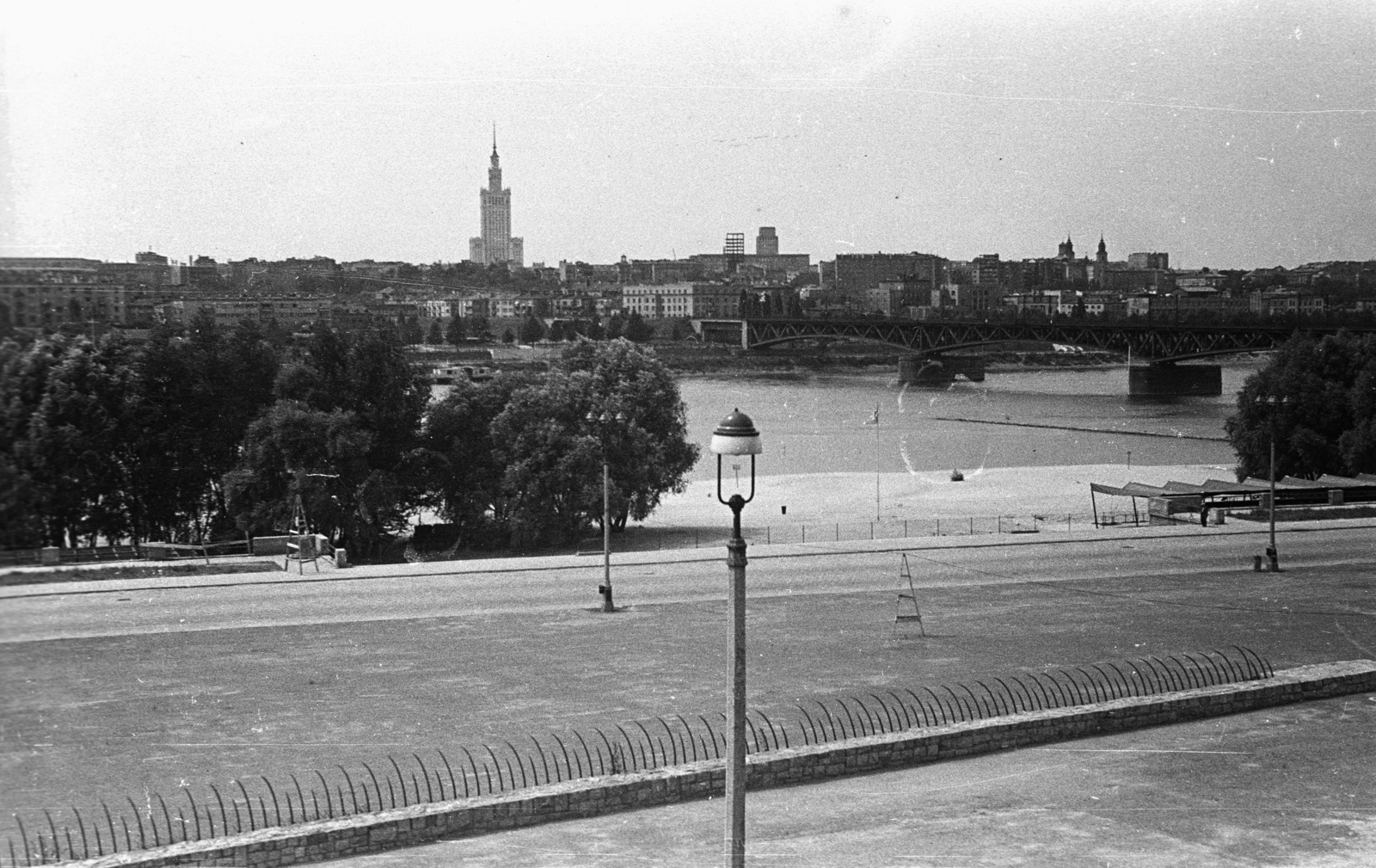 Lengyelország, Varsó, látkép a Nemzeti Stadion felől a Kultúra és Tudomány Palotája felé nézve., 1958, Lencse Zoltán, látkép, szocreál, felhőkarcoló, Lev Rudnev-terv, Fortepan #54674