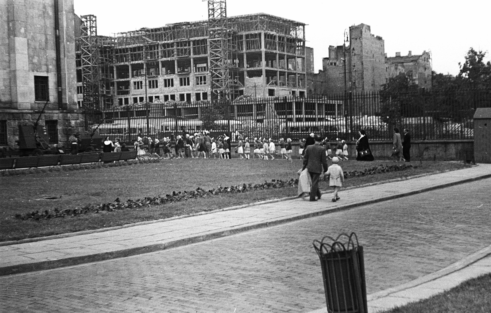 Poland, Warsaw, a Lengyel Hadsereg Múzeuma (Muzeum Wojska Polskiego) kertjéből az Aleje Jerozolimskie felé nézve., 1958, Lencse Zoltán, trash can, construction, Fortepan #54683