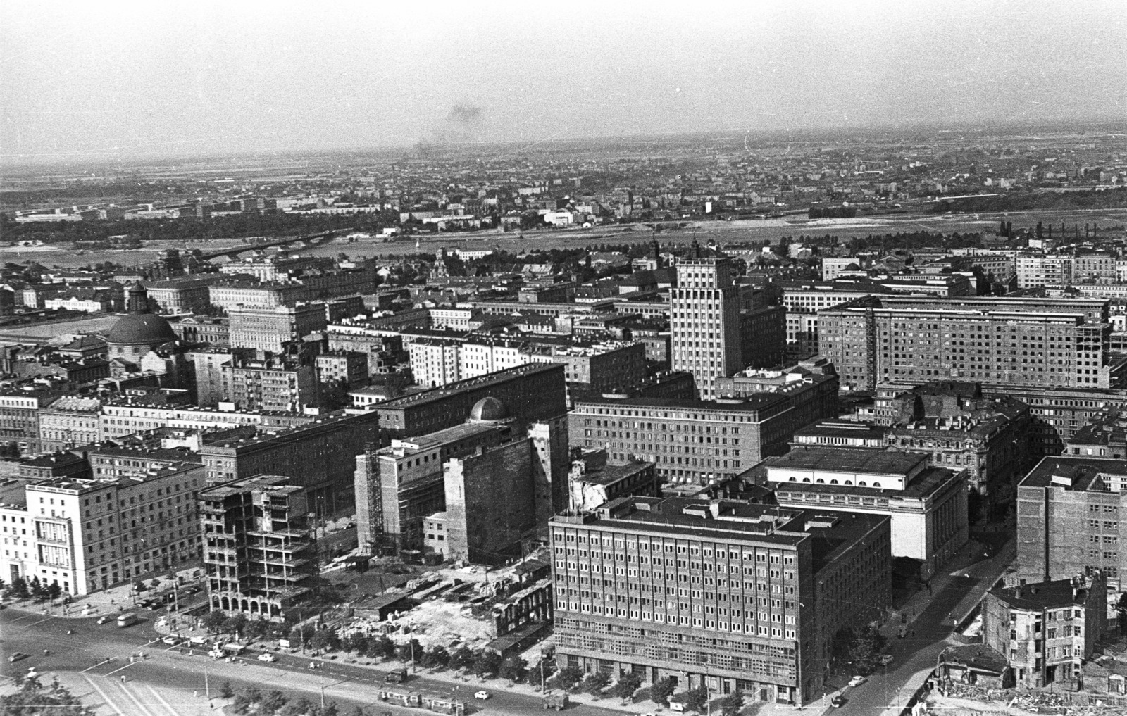 Lengyelország, Varsó, látkép a Kultúra és Tudomány Palotájából északkelet felé, balra az ulica Marszalkowska - ulica Swietokrzyska kereszteződés., 1958, Lencse Zoltán, látkép, Fortepan #54690