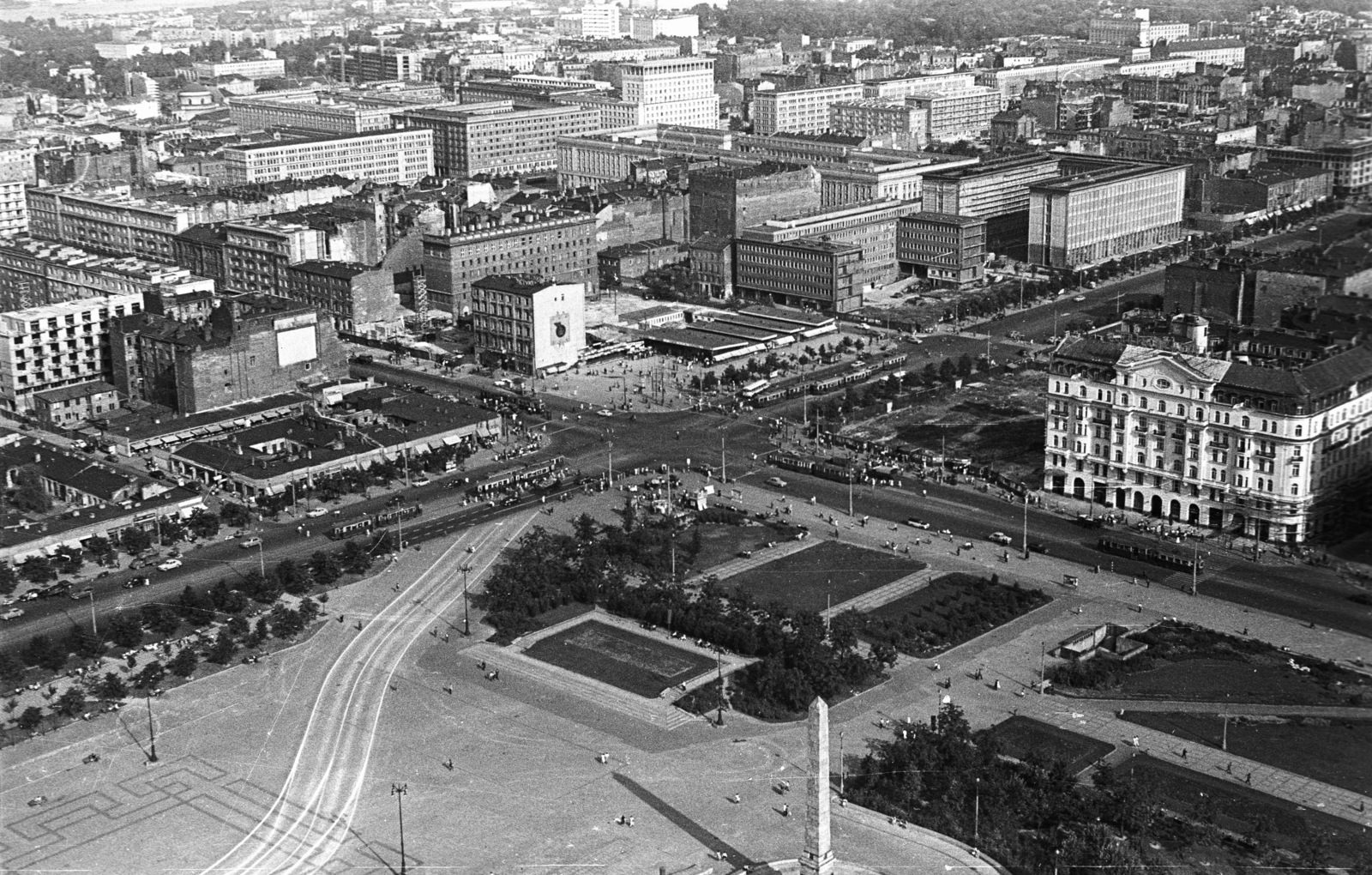 Poland, Warsaw, látkép a Kultúra és Tudomány Palotájából délkelet felé, középen az ulica Marszalkowska - Aleje Jerozolimskie kereszteződés., 1958, Lencse Zoltán, picture, Fortepan #54692