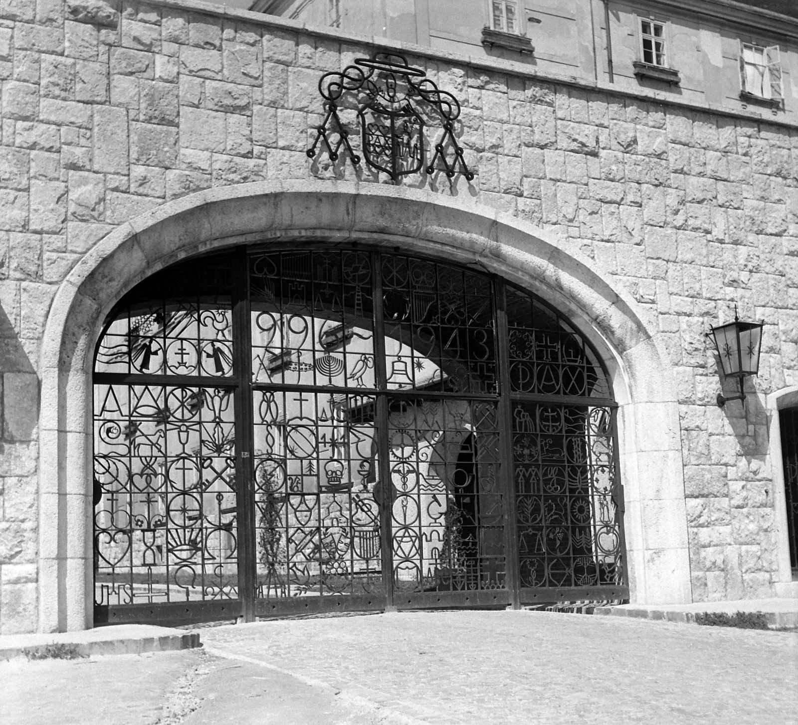 Magyarország, Pannonhalma, (Győrszentmárton), a Pannonhalmi Bencés Főapátság főkapuja., 1948, Gyöngyi, vallás, lámpa, címer, kovácsoltvas kapu, jelkép, bencés rend, Fortepan #5470