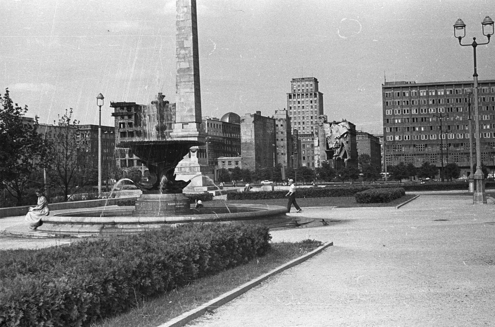 Poland, Warsaw, a Kultúra és Tudomány Palotája előtti plac Defilad (Felvonulás tér) felől az ulica Marszalkowska felé nézve., 1958, Lencse Zoltán, fountain, Fortepan #54700