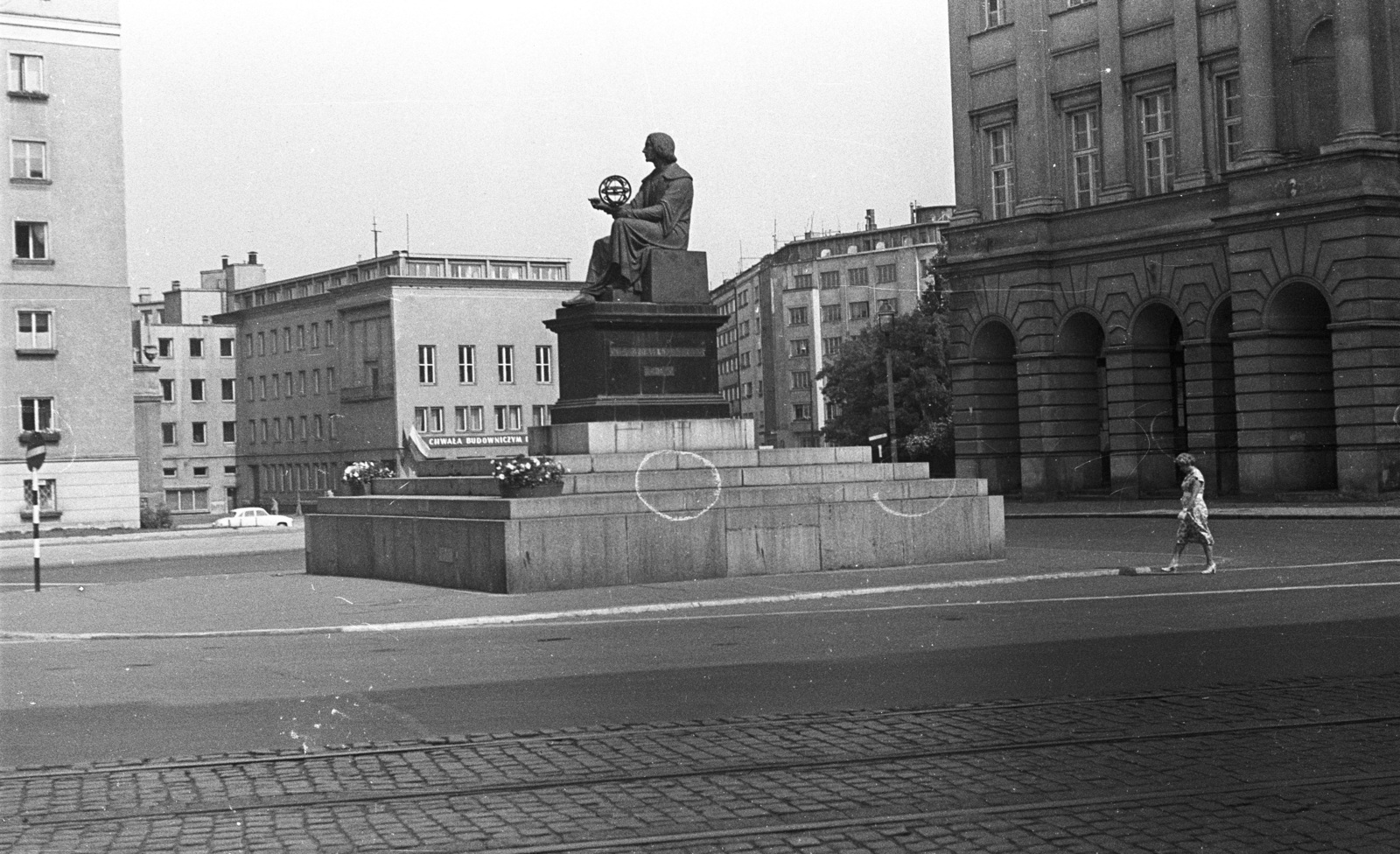 Lengyelország, Varsó, ulica Nowy Swiat, Kopernikusz szobra, jobbra a Staszic Palota, a Lengyel Tudományos Akadémia székháza., 1958, Lencse Zoltán, szobor, Kopernikusz-ábrázolás, Fortepan #54710