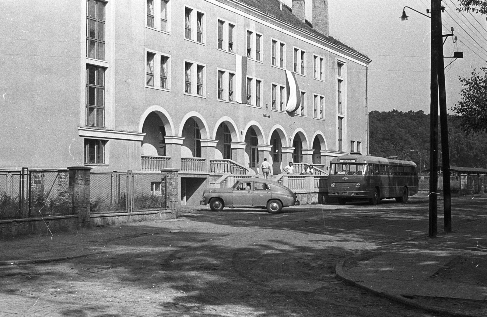 Lengyelország, Sopot, ulica Jana Jerzego Haffnera 55., iskola., 1958, Lencse Zoltán, FSO Warszawa, autóbusz, automobil, középület, árkád, Fortepan #54715