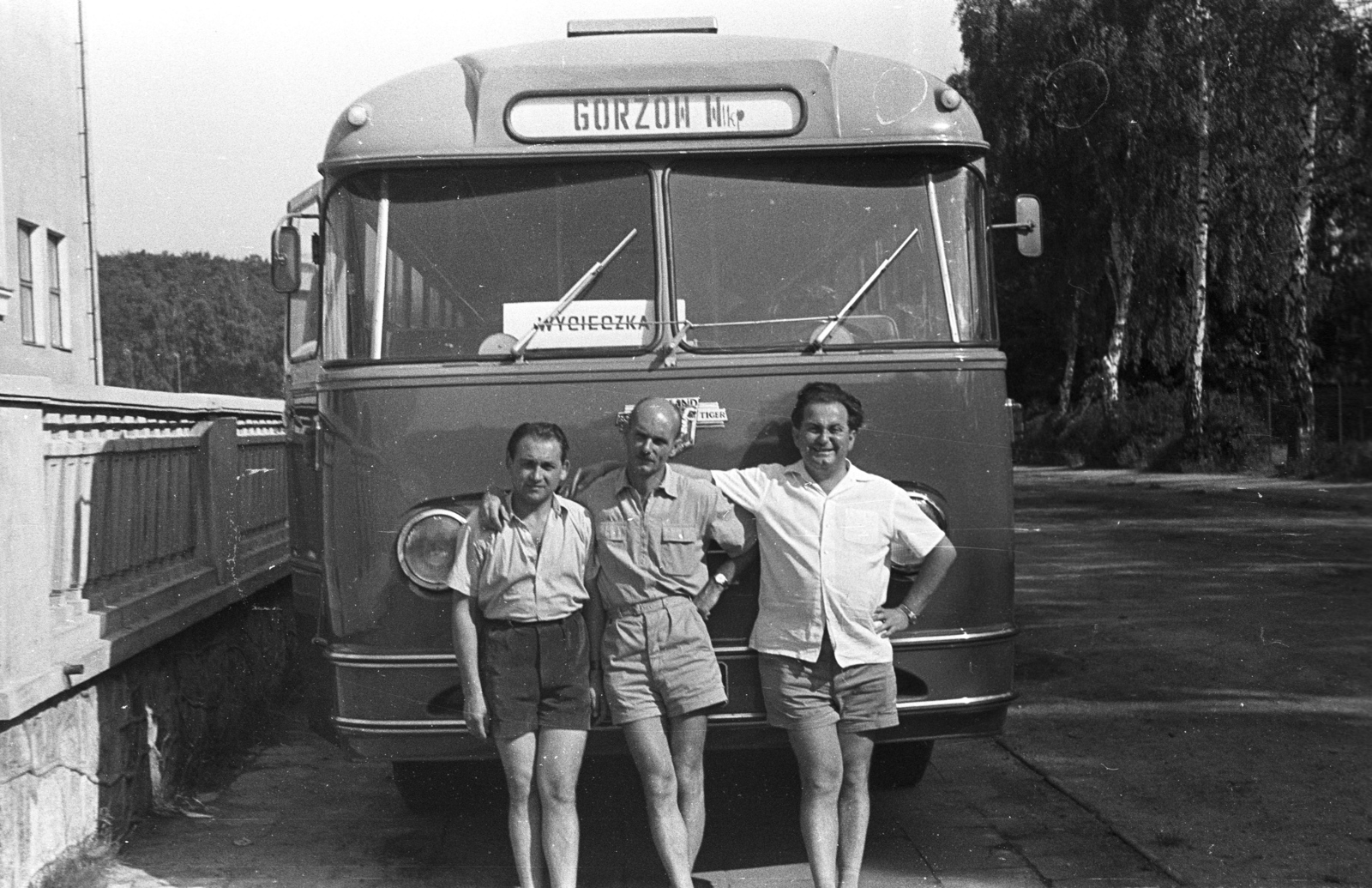Poland, Sopot, ulica Jana Jerzego Haffnera 55., az iskola előtt., 1958, Lencse Zoltán, bus, Polish sign, Fortepan #54716