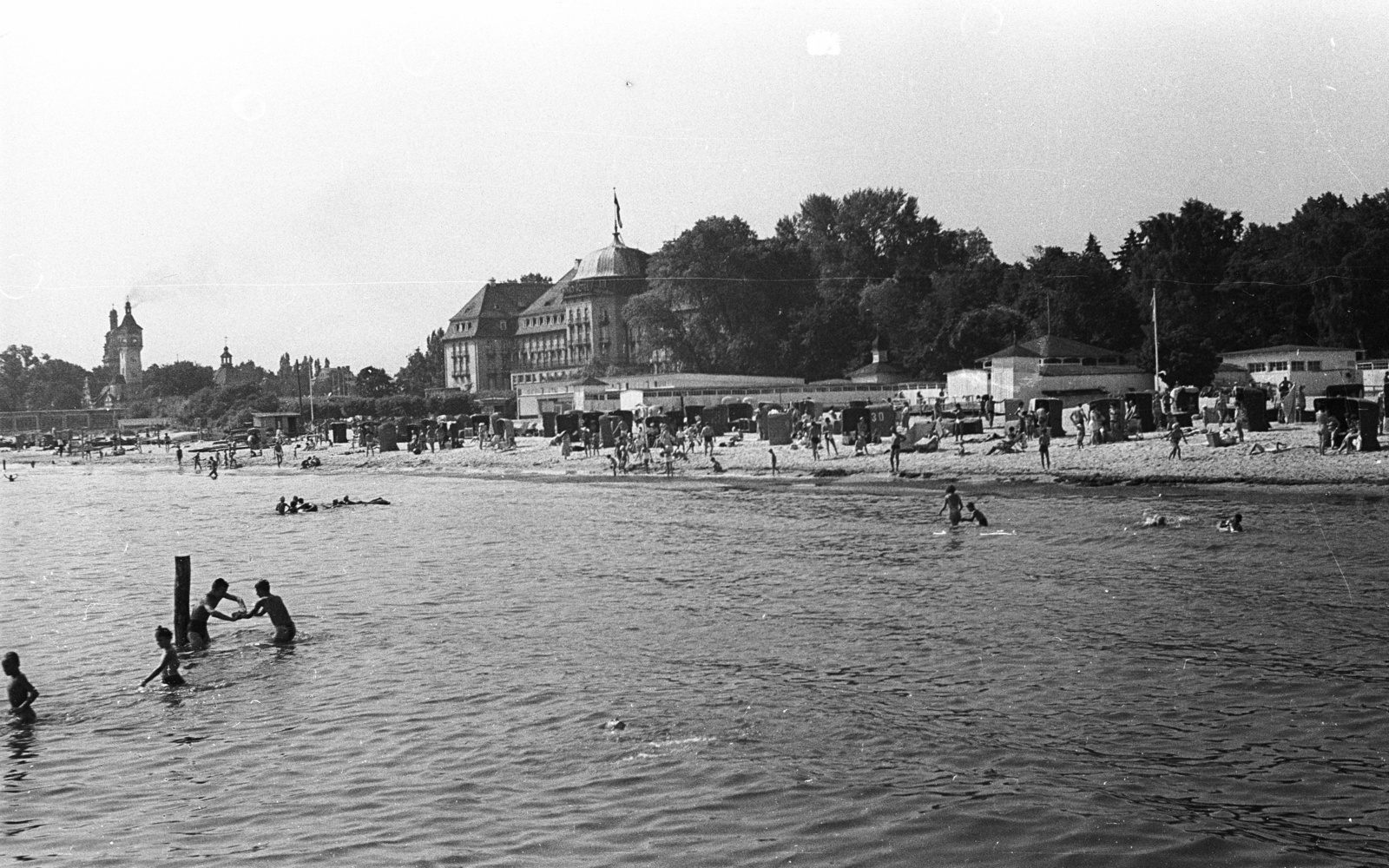 Poland, Sopot, strand, középen a Grand Hotel., 1958, Lencse Zoltán, sea shore, Fortepan #54721